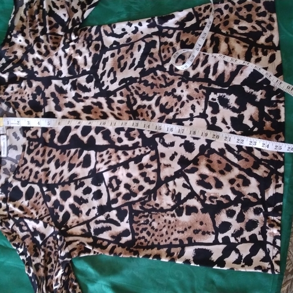 SUSAN GRAVER ANIMAL PRINT FLUTTER SLEEVE TOP WITH PEEK-A-BOO OPENING - Picture 6 of 8